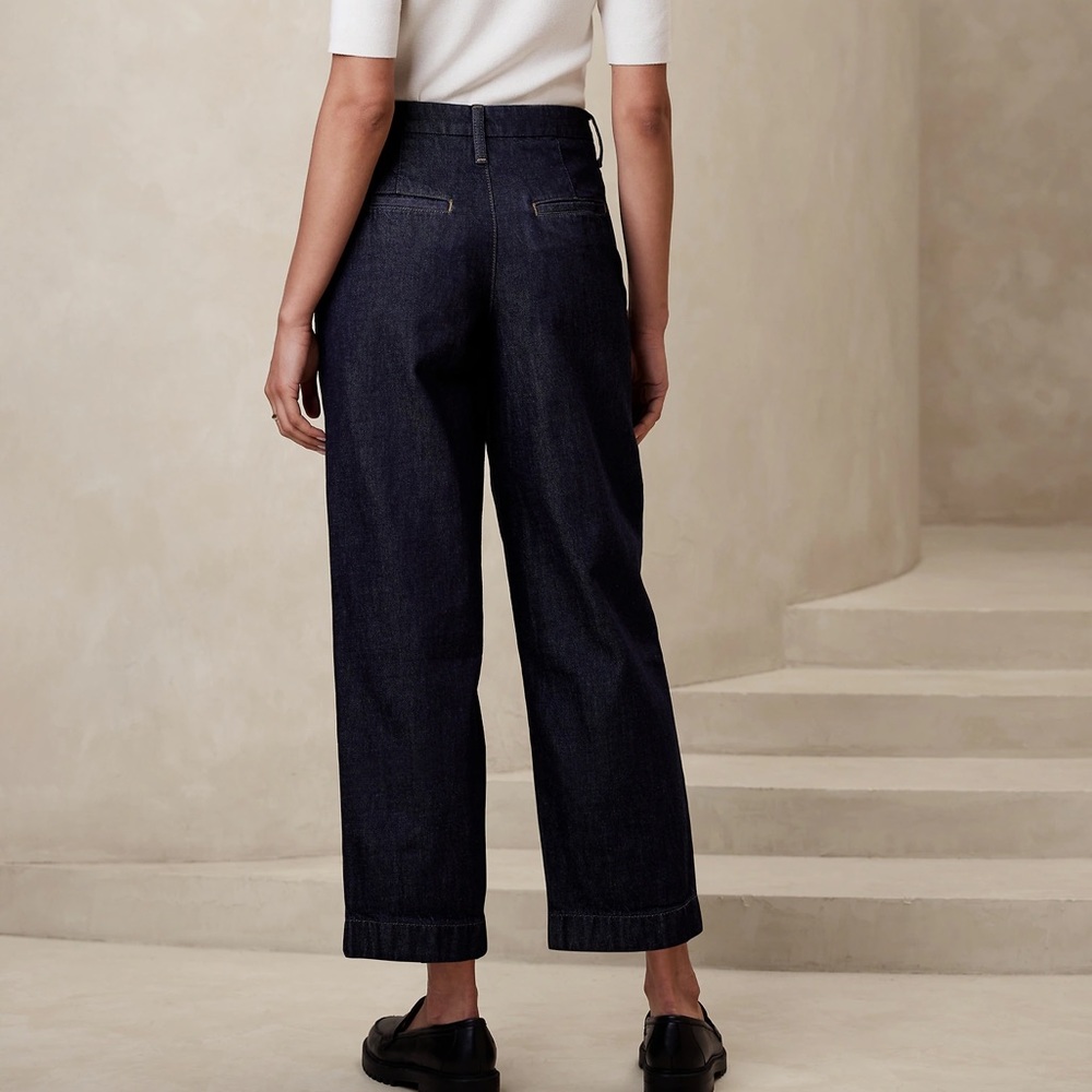 Banana Republic Luxe Mid-Rise Straight Jean, size regular 31/12. Color: rinse